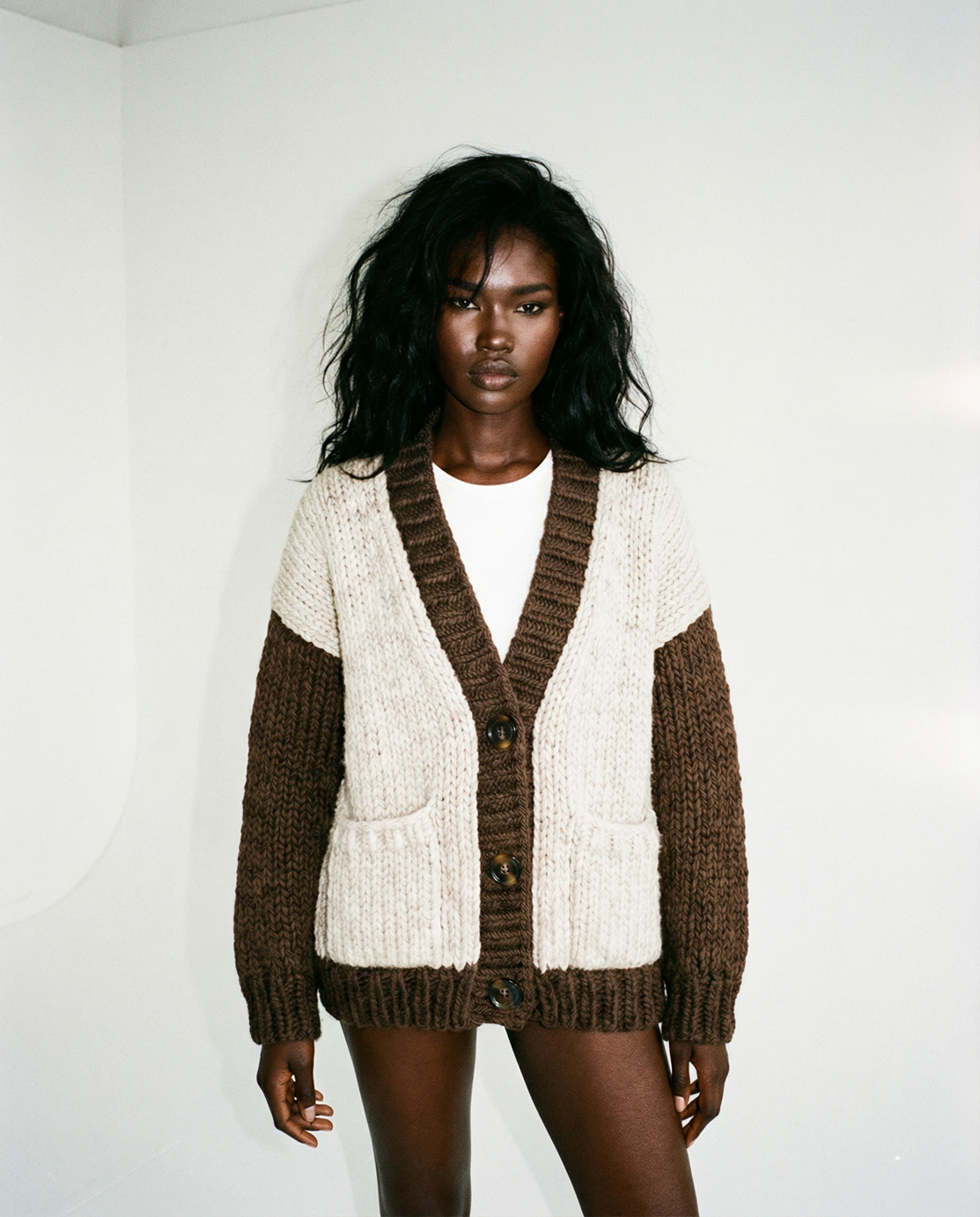 Cardigan en laine color block chocolat tricoté main LeGarage Knitwear, vue de face sur mannequin