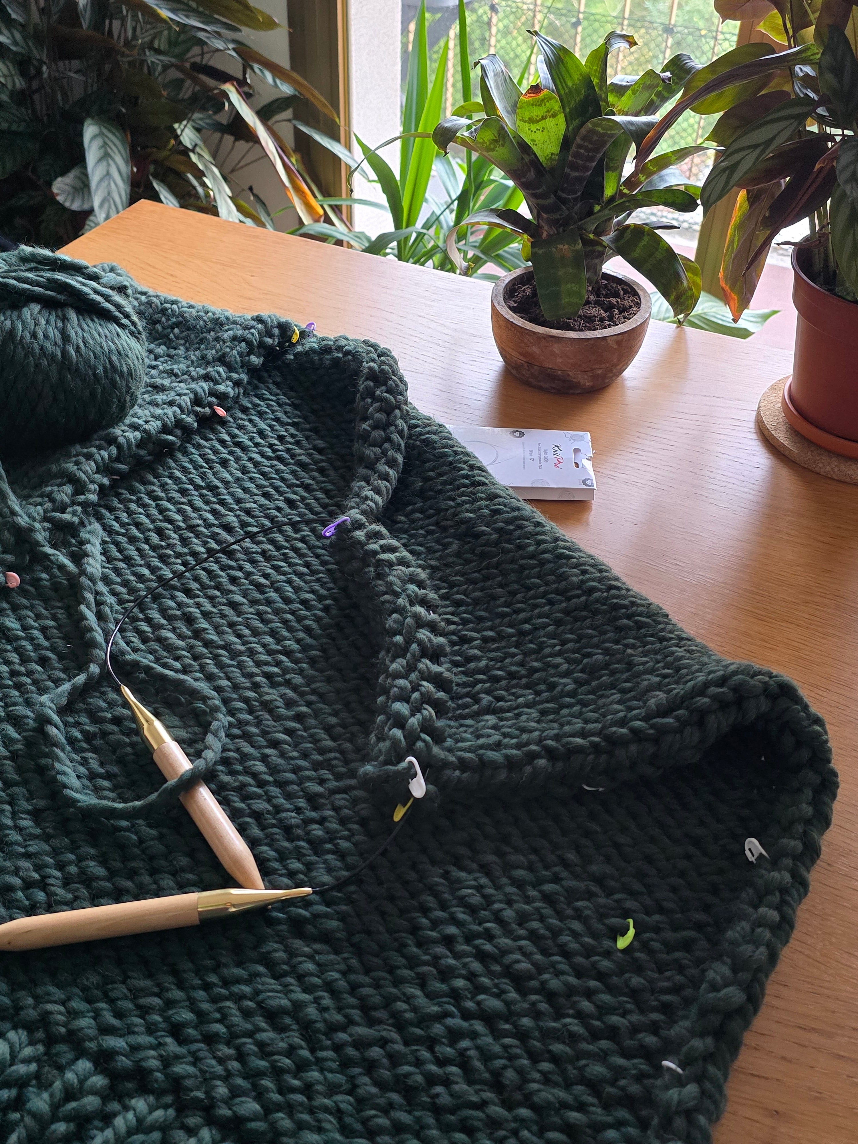 Cardigan en laine vert sapin tricoté main point mouche, vue de dos sur mannequin