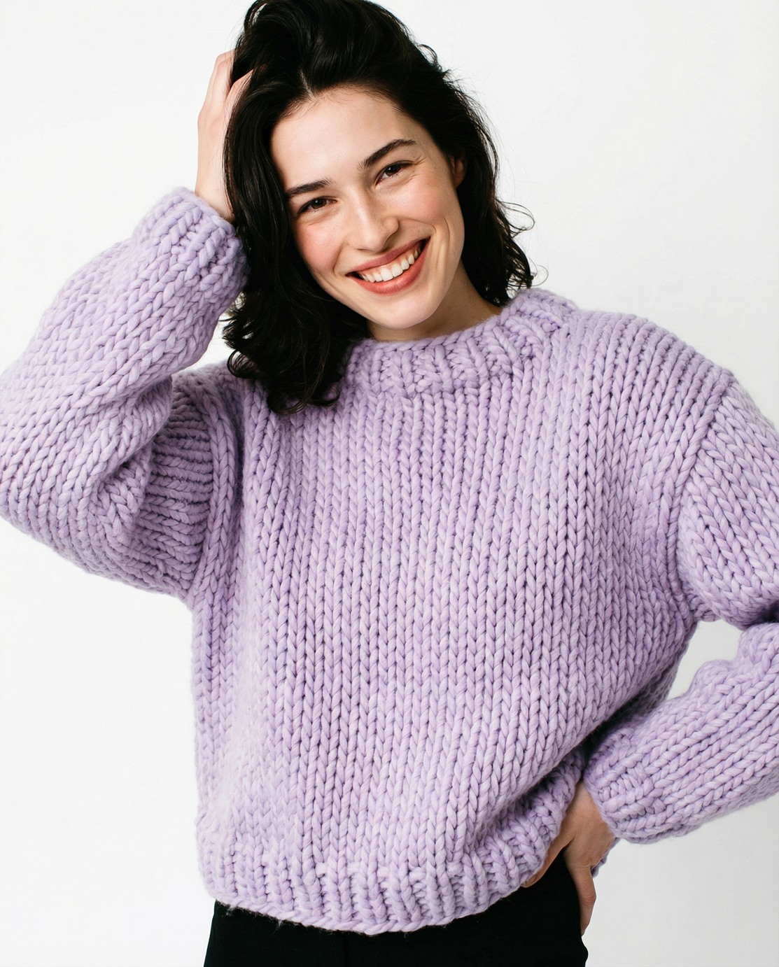 Pull en grosse maille de laine lilas tricoté main LeGarage Knitwear, manches larges col rond, mannequin en pose détendue