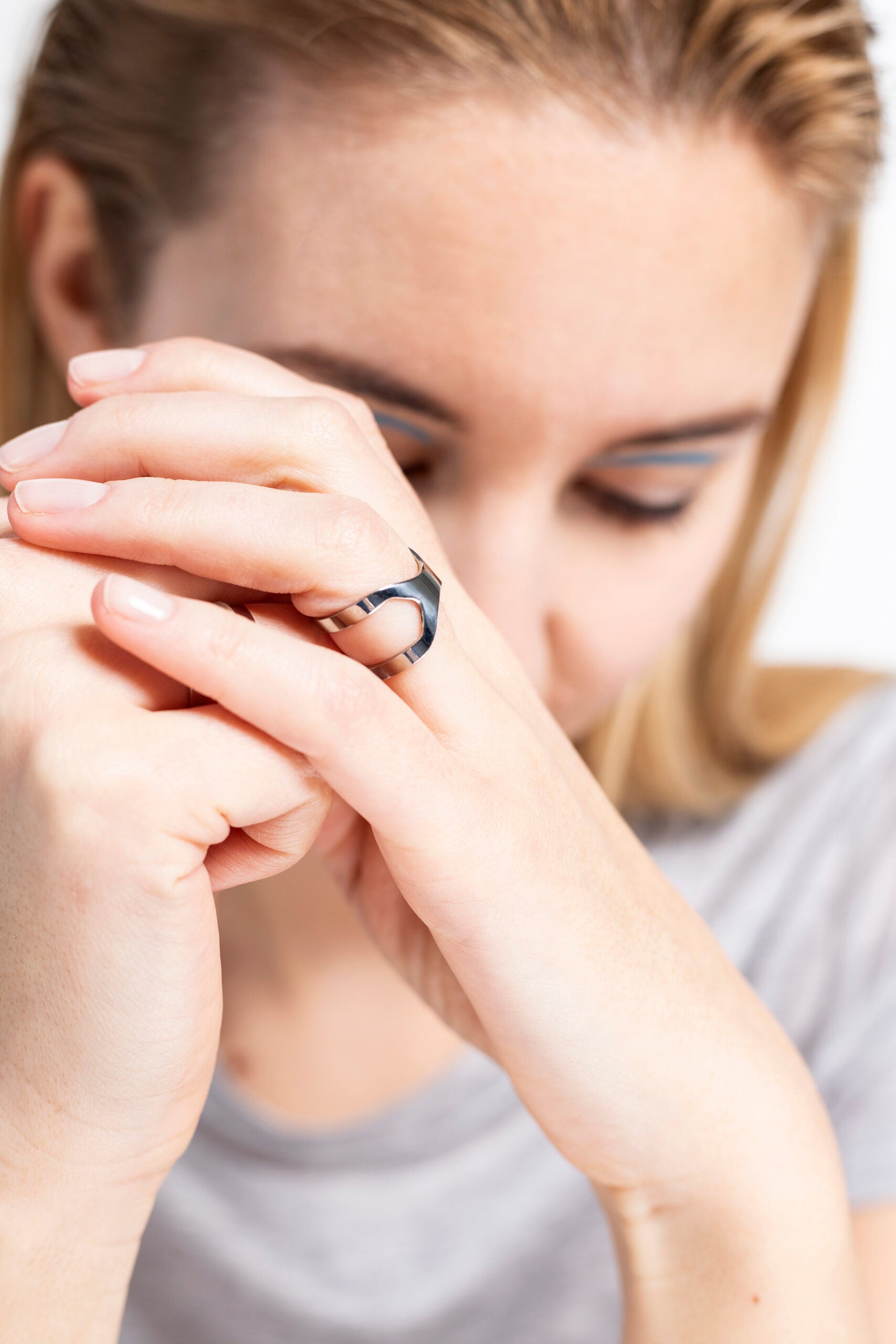 Bague modèle Versus, vue verticale