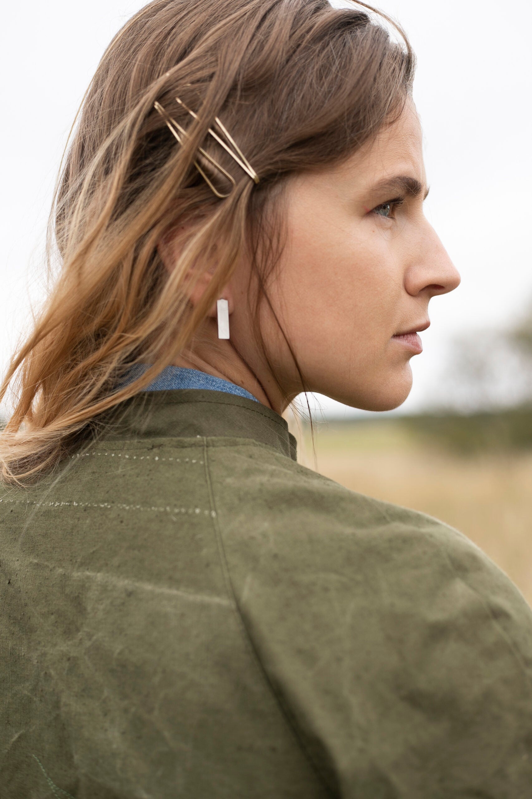 Boucles d'oreilles modèle Corner argent, vue éditoriale