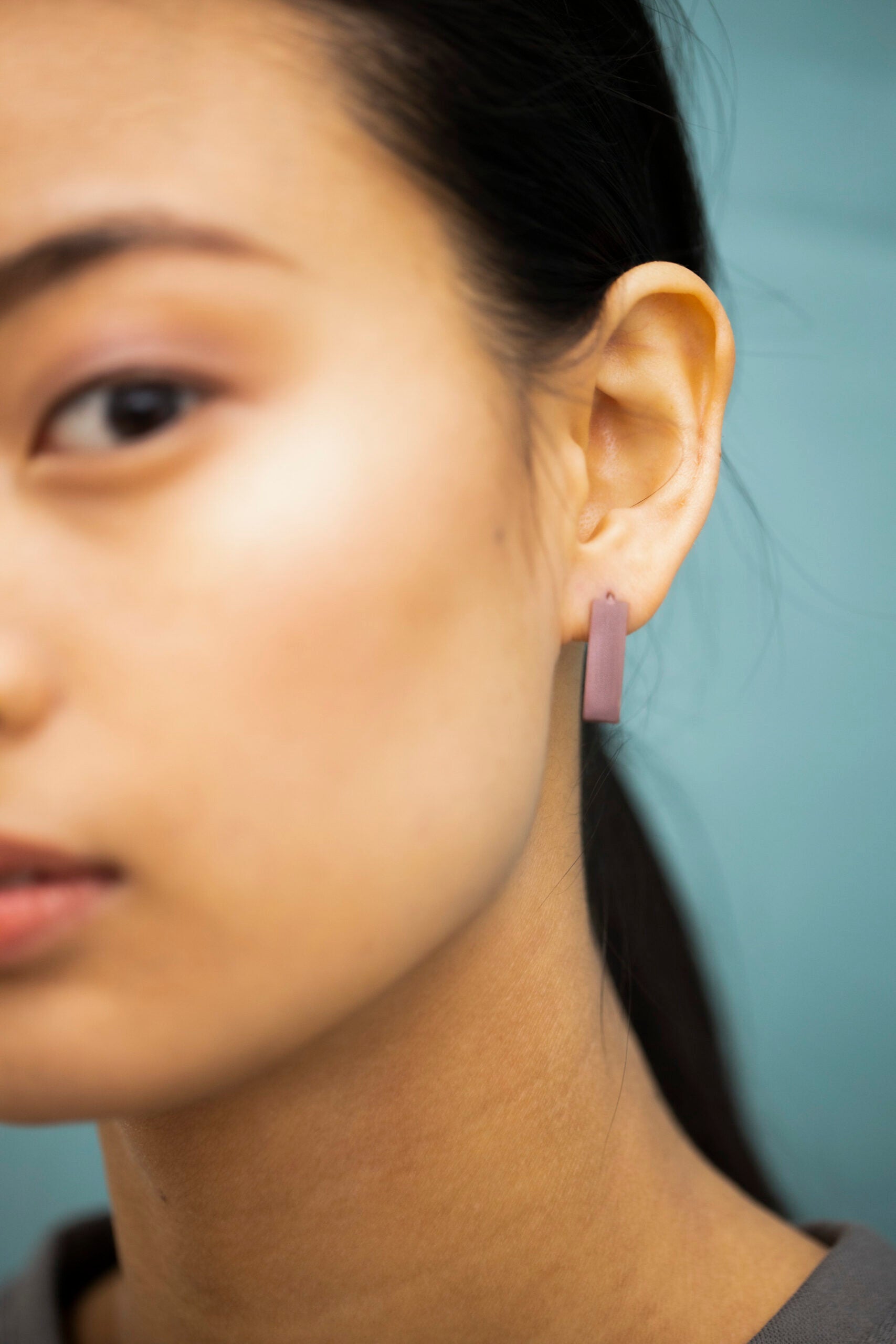 Boucles d'oreilles modèle Corner violettes, vue verticale