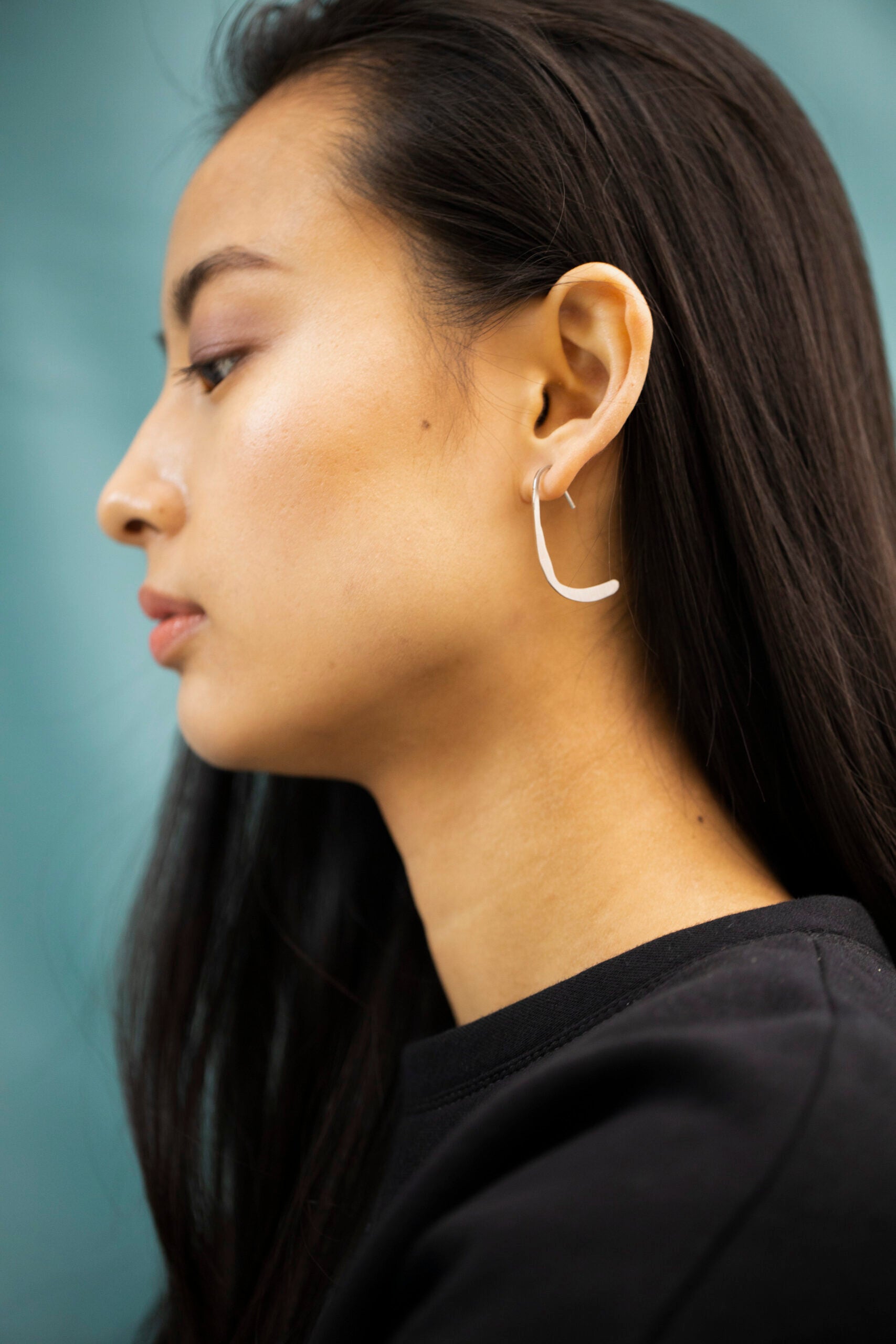 Boucles d'oreilles modèle Curvi, vue éditoriale alternative