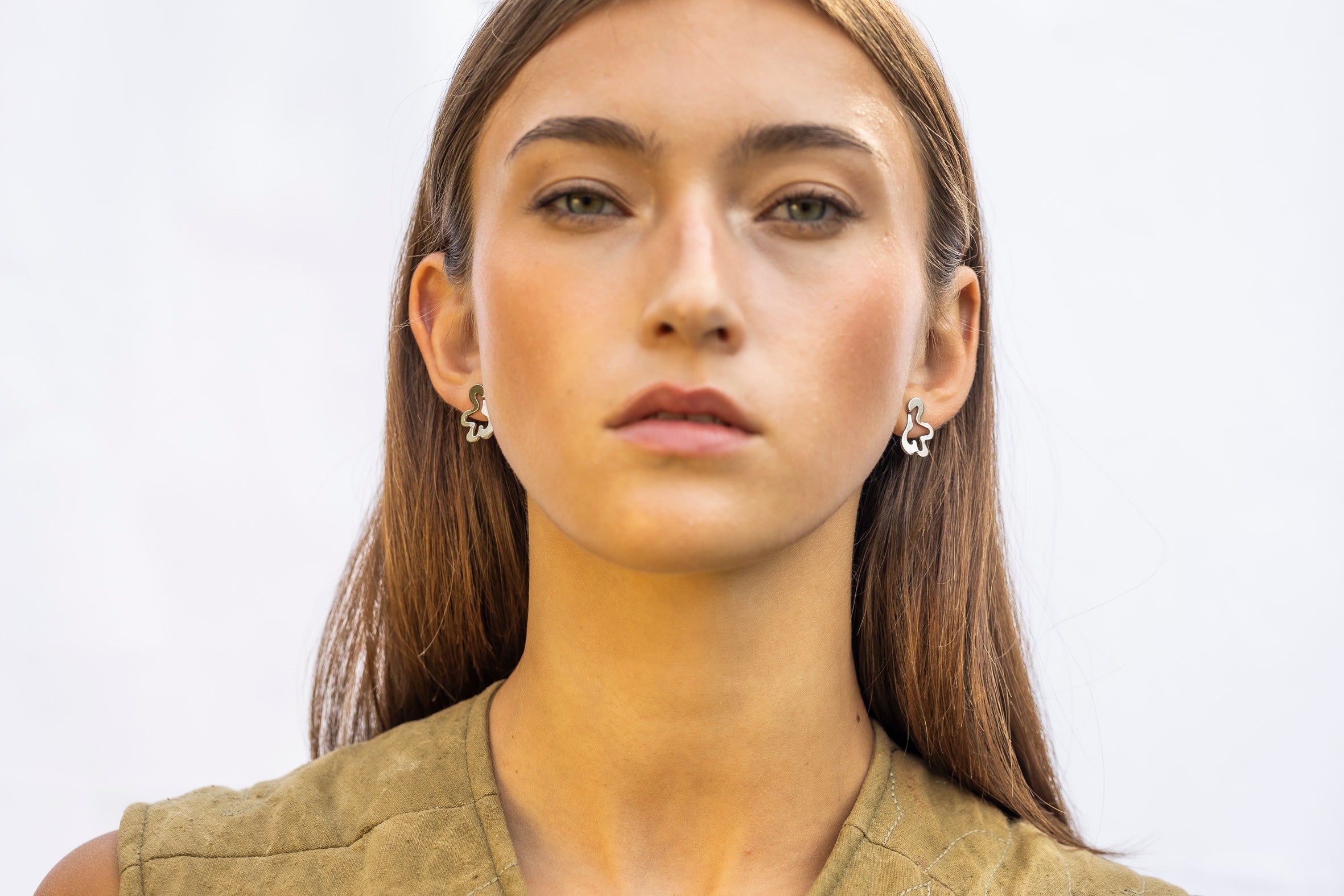 Boucles d'oreilles modèle Folia Mini, vue éditoriale