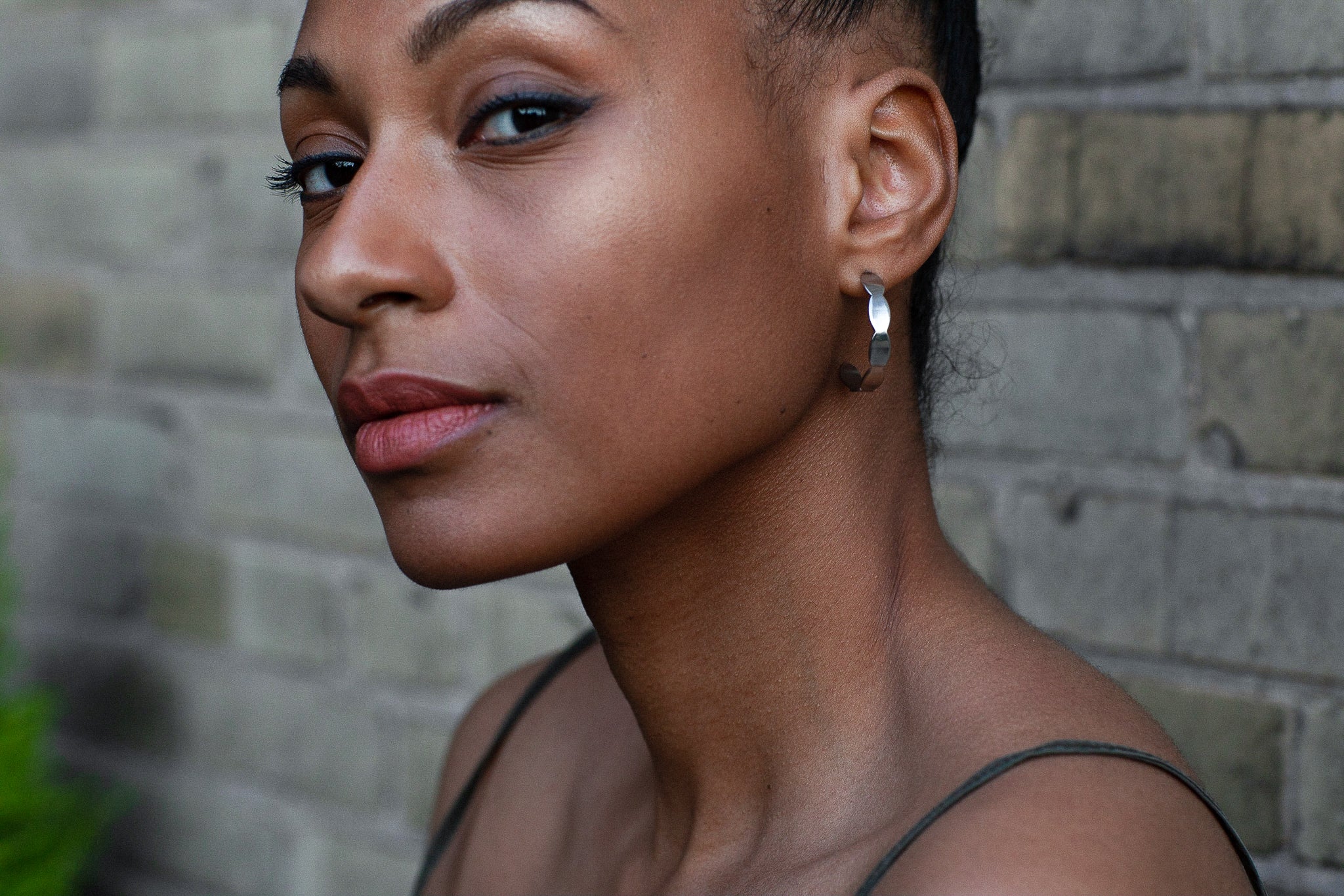Boucles d'oreilles Lentsius modèle Mare créoles en acier poli, vue produit