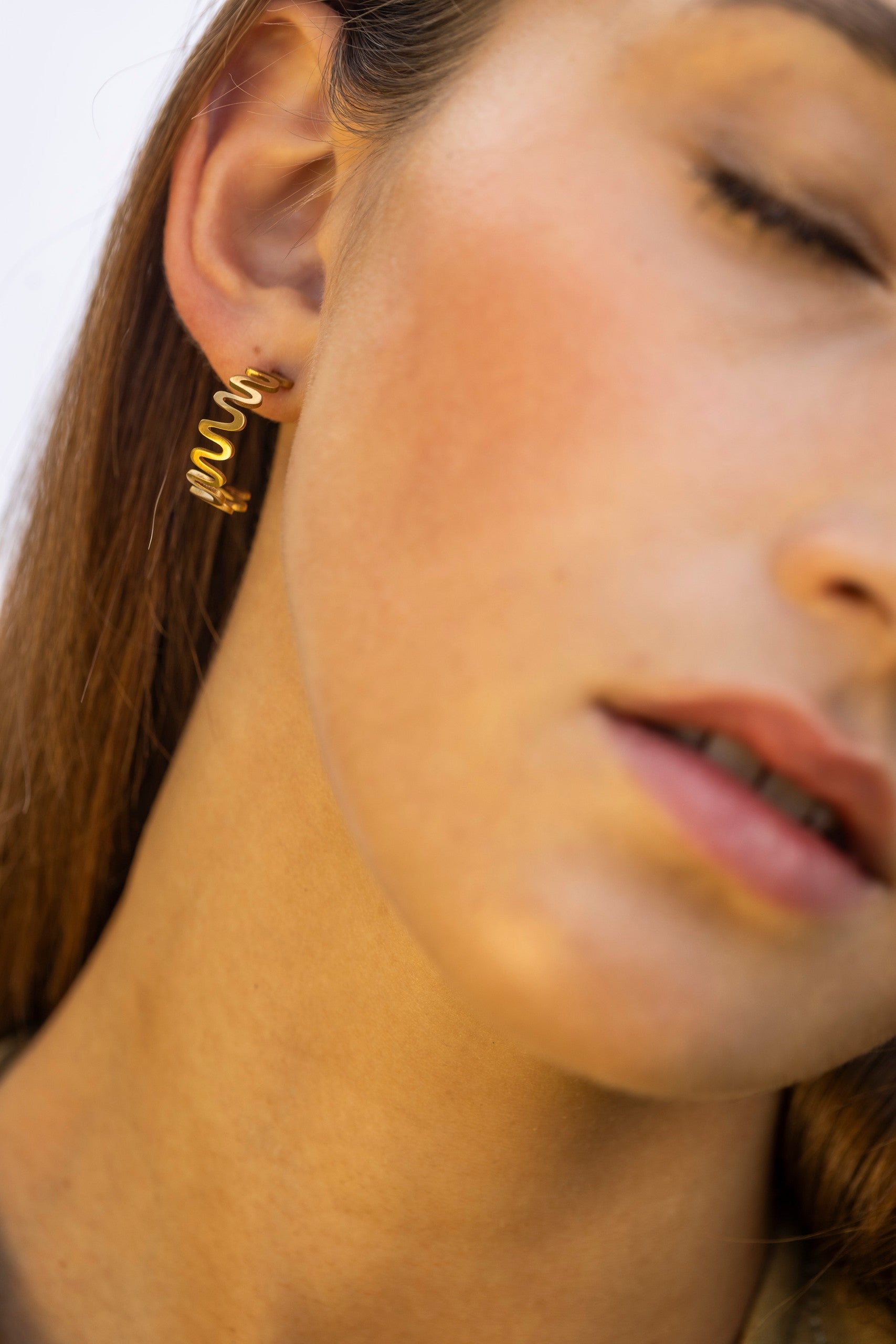 Boucles d'oreilles modèle Vena finition Sunlit, vue verticale