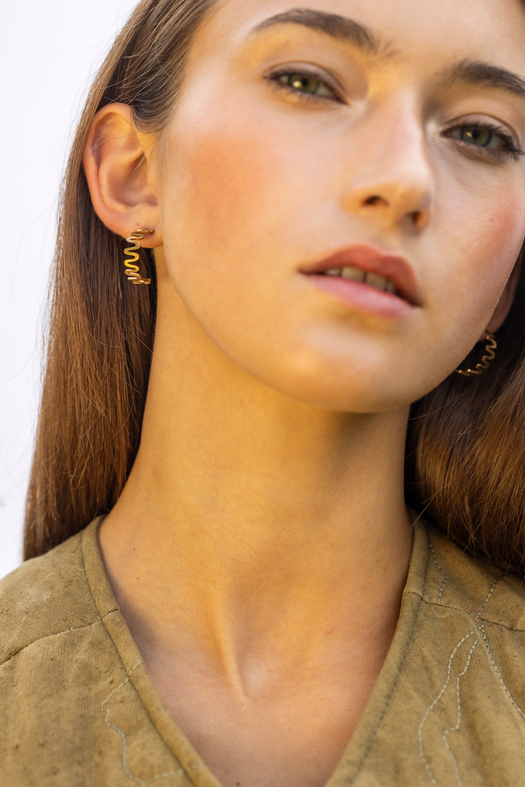 Boucles d'oreilles modèle Vena finition Sunlit, vue éditoriale
