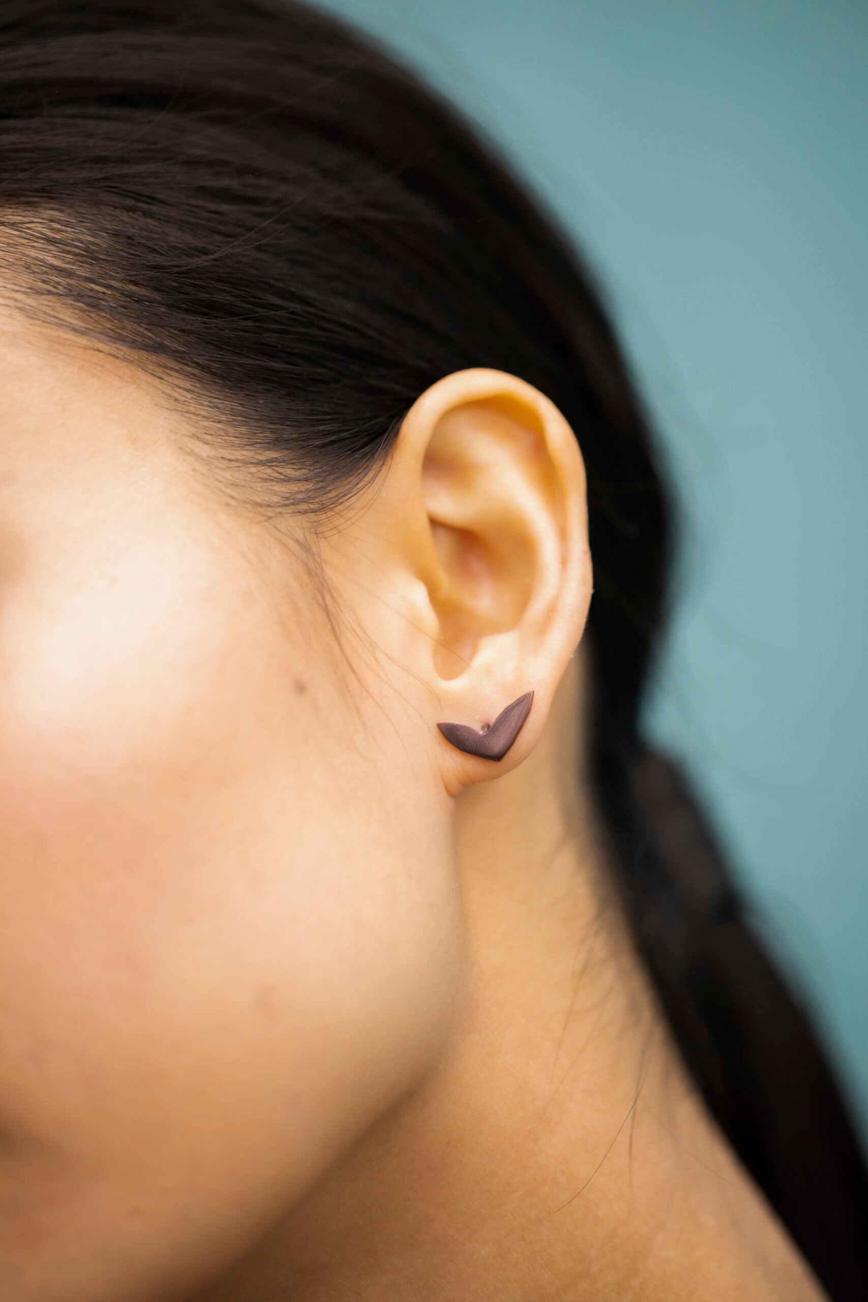 Boucles d'oreilles modèle Vola violettes, vue éditoriale alternative