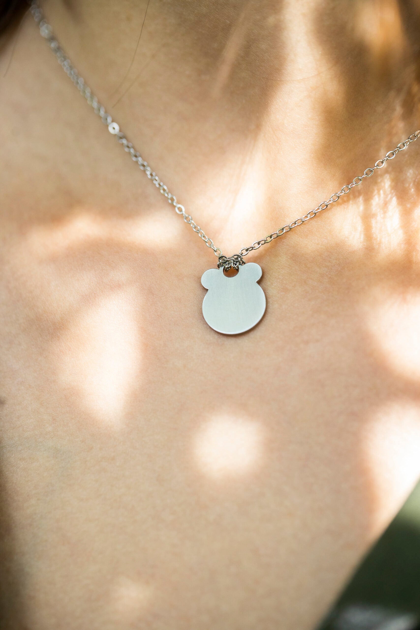 Collier Lentsius modèle Ursa en acier inoxydable motif ours, vue produit