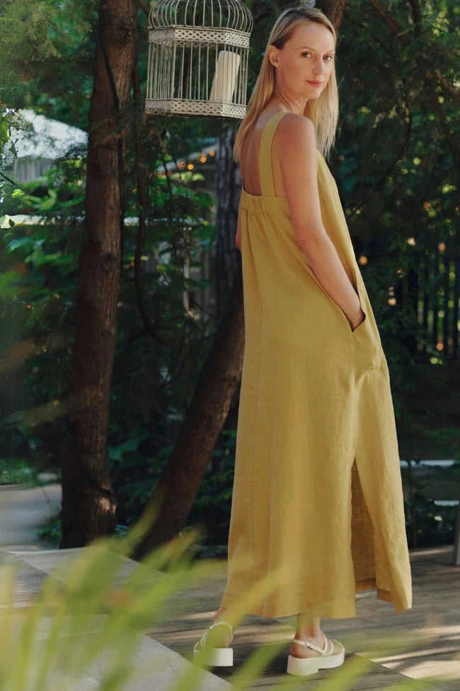 Robe en lin Linen Tales modèle Fugue jaune curry, vue éditoriale