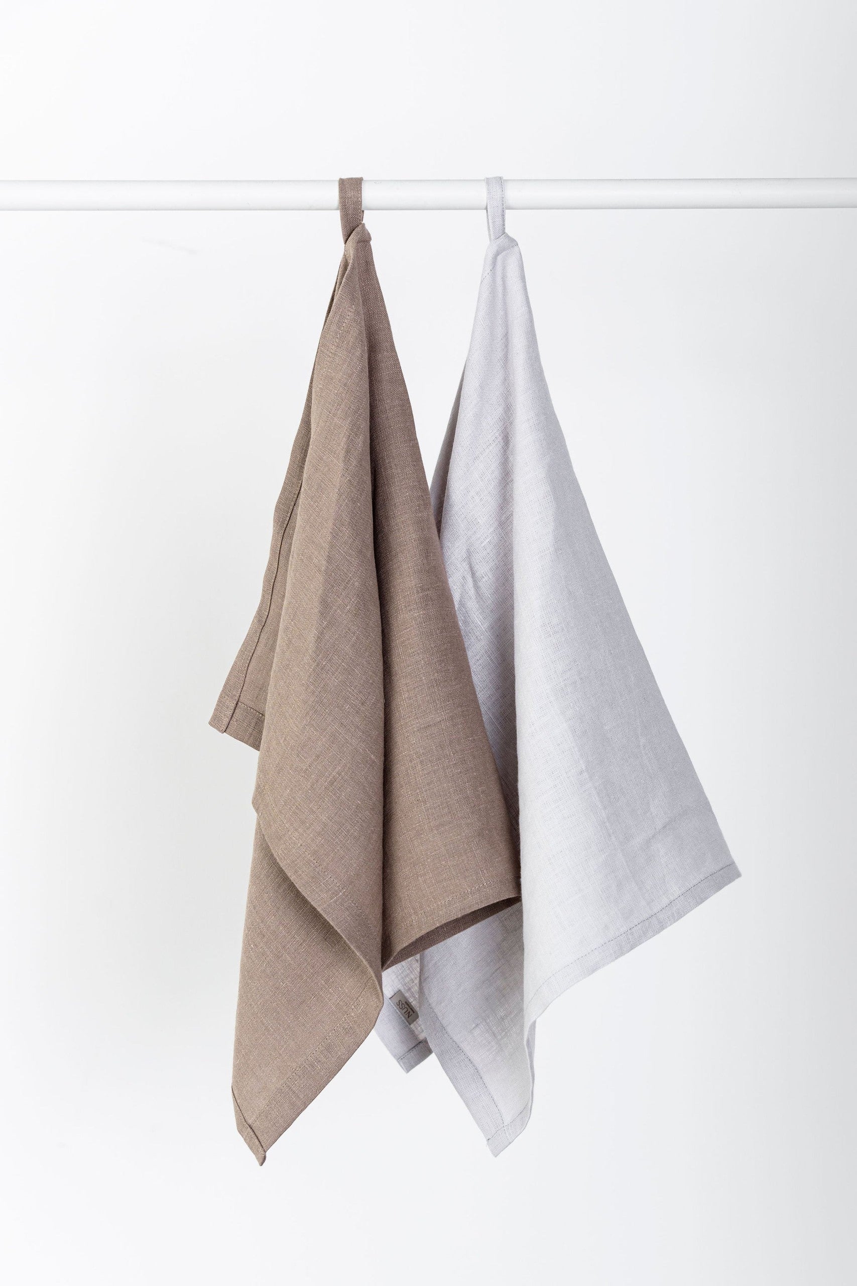 Duo de torchons de cuisine Linen Tales en lin lavé, coloris naturel et gris perle, suspendus