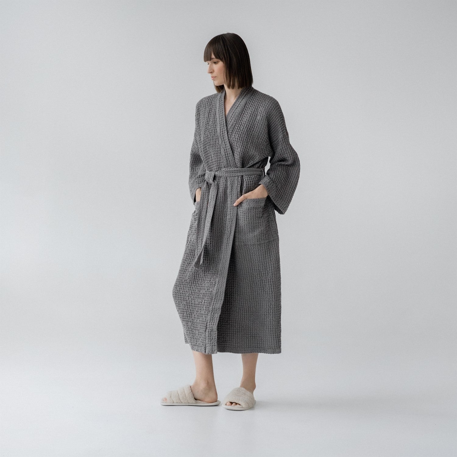 Peignoir en lin et coton gaufré nid d'abeille Linen Tales, coloris gris foncé éditoriale