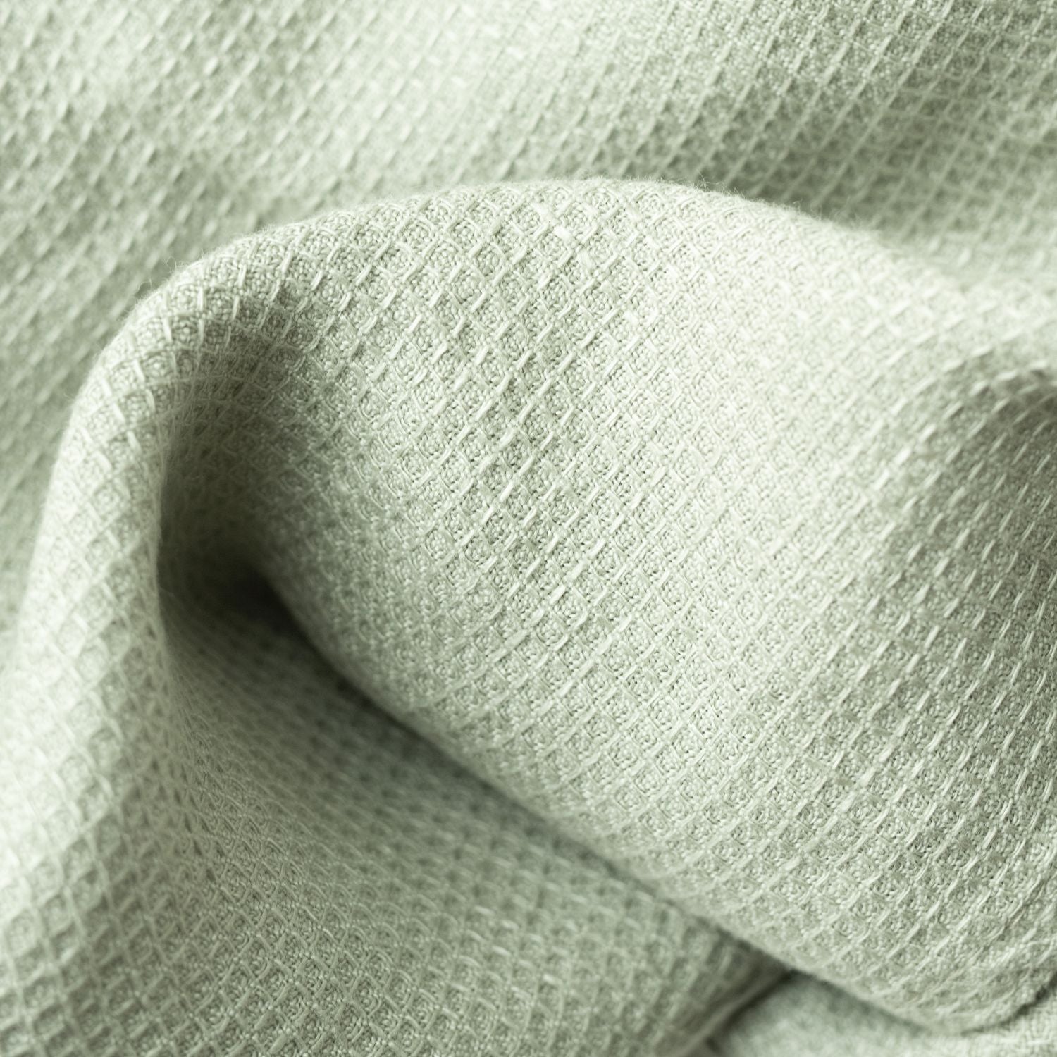 Serviette en lin gaufré fine Linen Tales, coloris sauge vue éditoriale