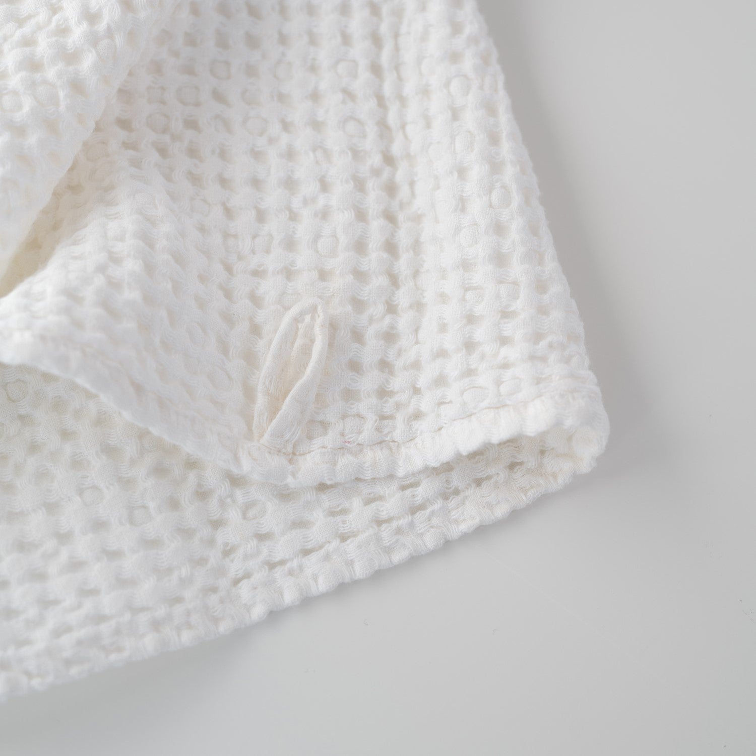 Serviette en lin et coton gaufré nid d'abeille Linen Tales, coloris blanc lifestyle