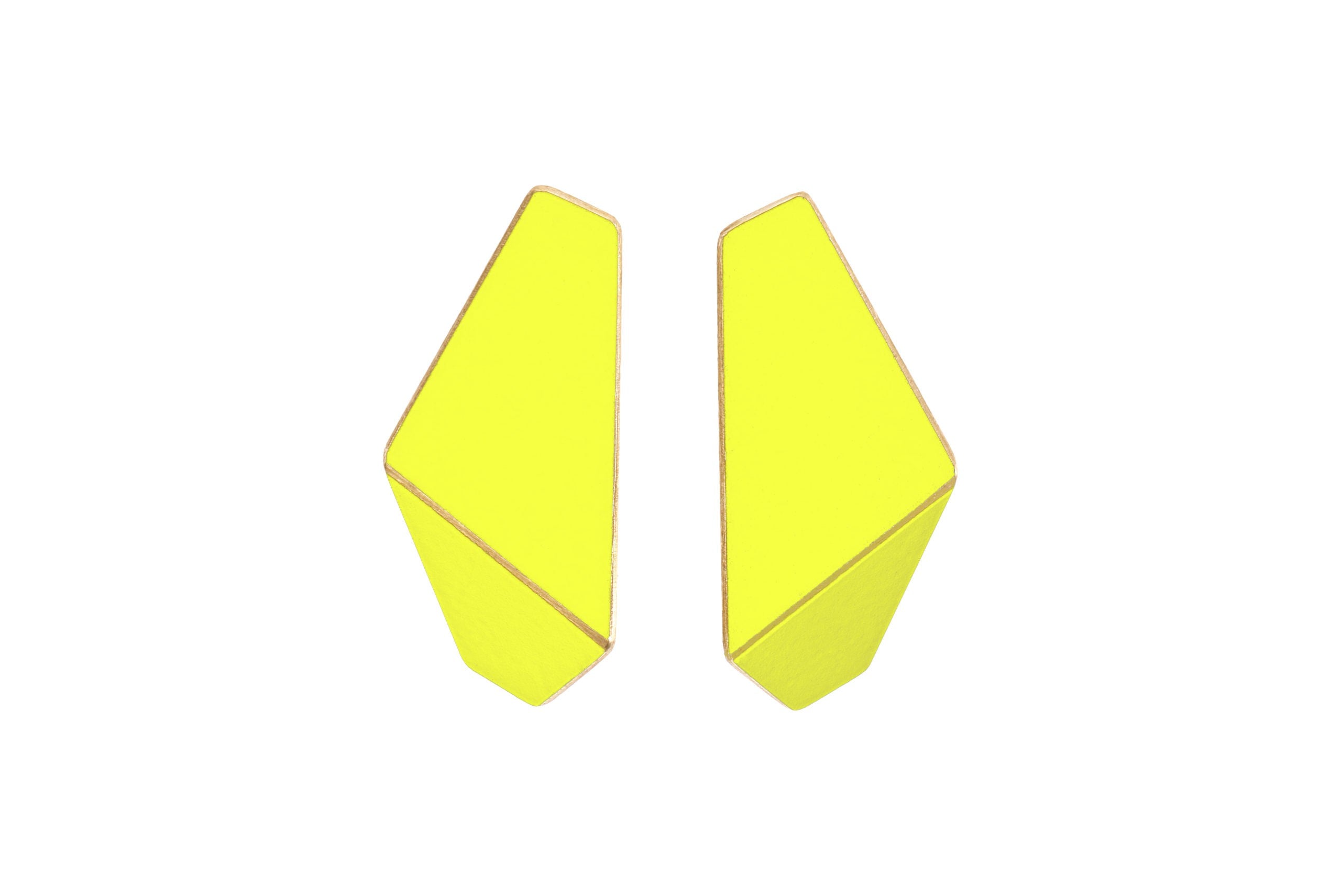 Boucles d'oreilles fines pliées modèle Folded Slim, vue éditoriale finale