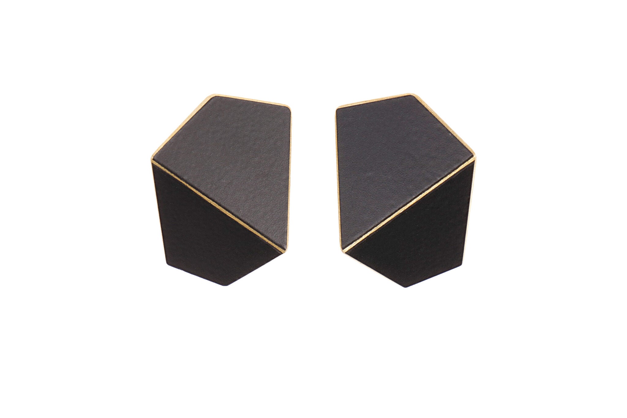 Boucles d'oreilles larges pliées modèle Folded Wide noir jais, vue détaillée