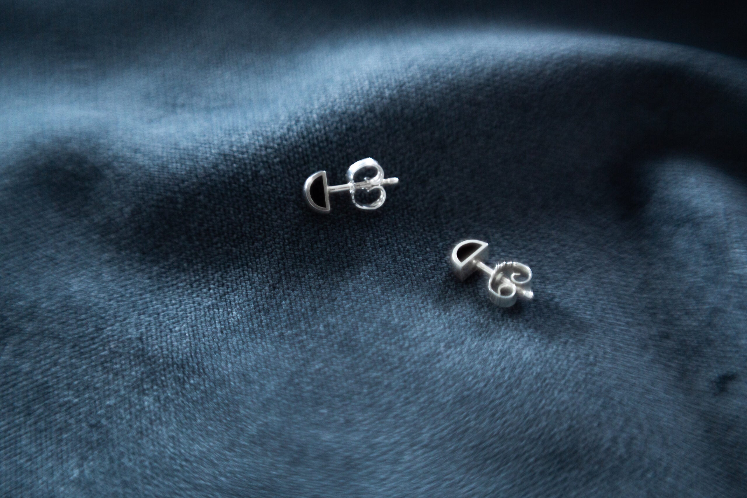 Boucles d'oreilles modèle HOLLOW petite taille en métal, vue alternative