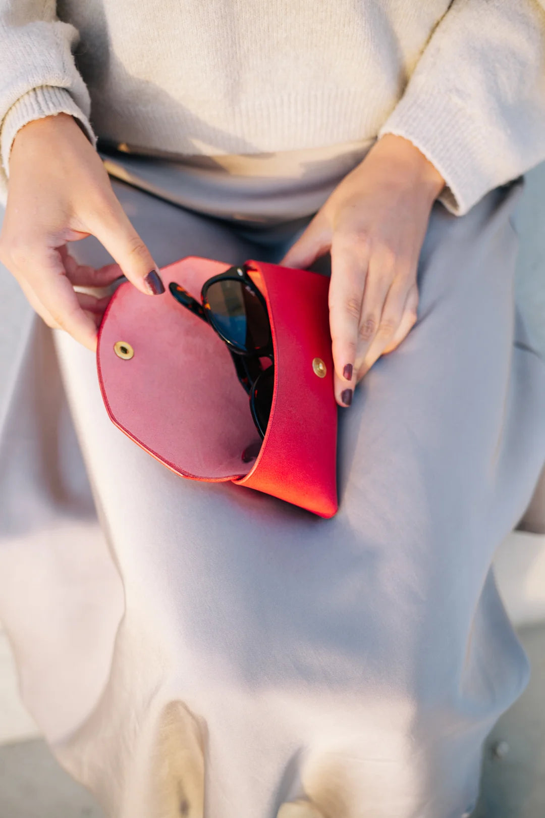 Étui à lunettes de soleil en cuir rouge, vue produit