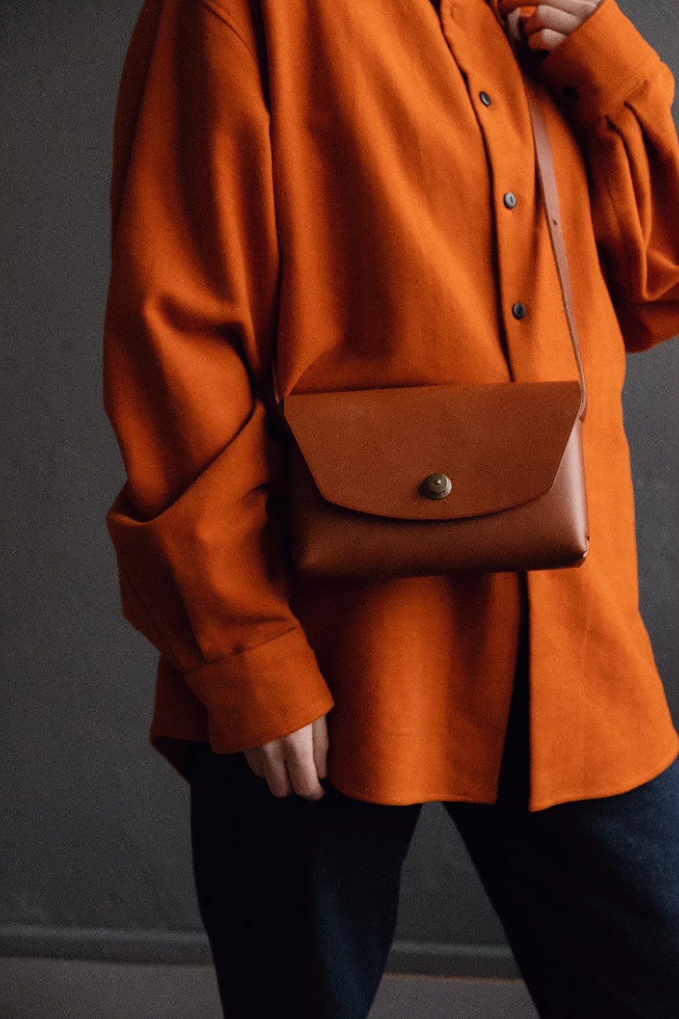 Pochette en cuir brun rouille, vue détaillée