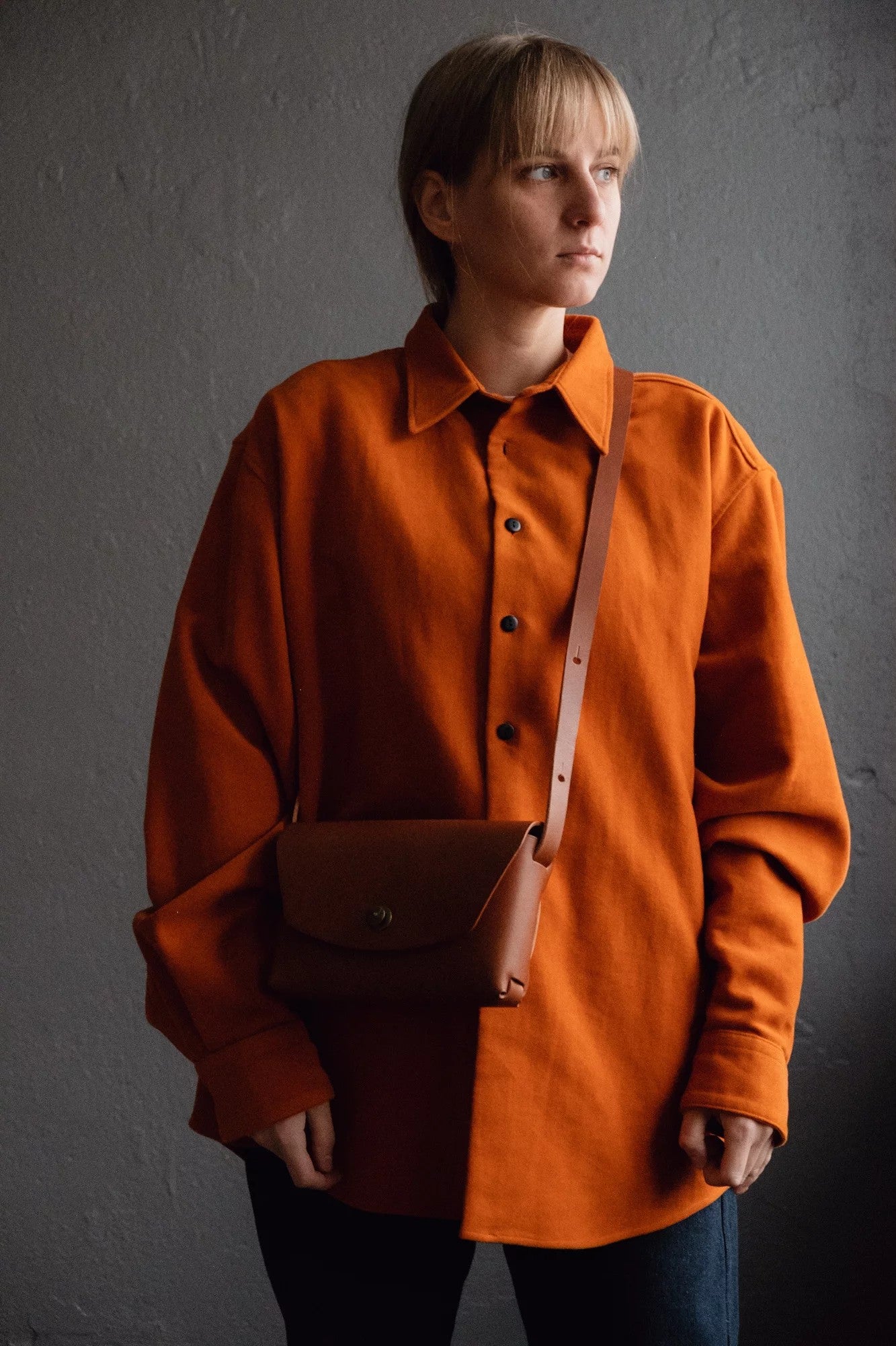 Pochette en cuir brun rouille, vue alternative