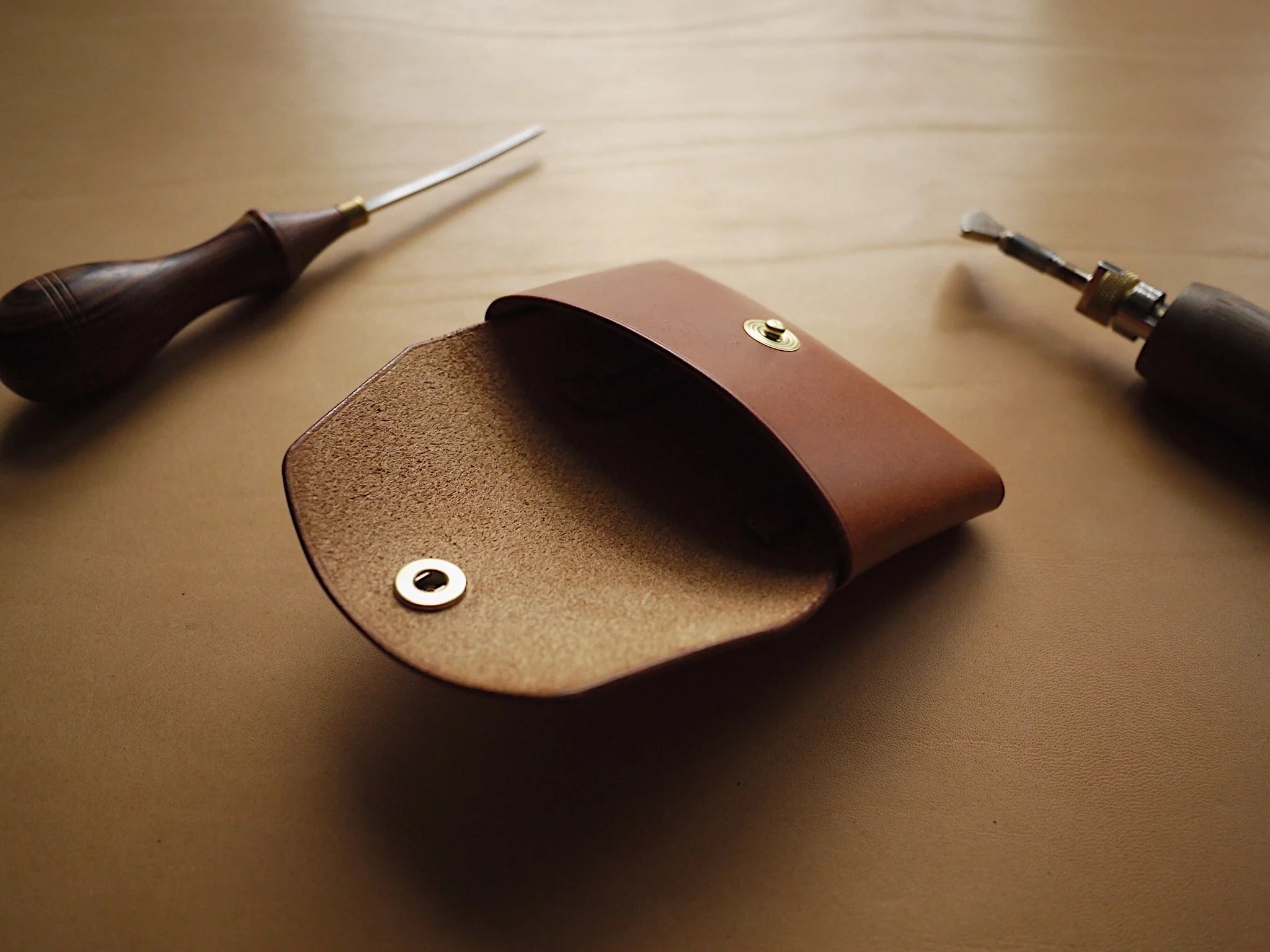 Portefeuille en cuir à bouton cognac, vue produit