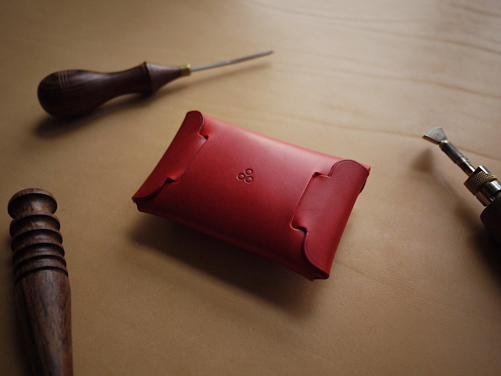Portefeuille en cuir à bouton rouge, vue alternative