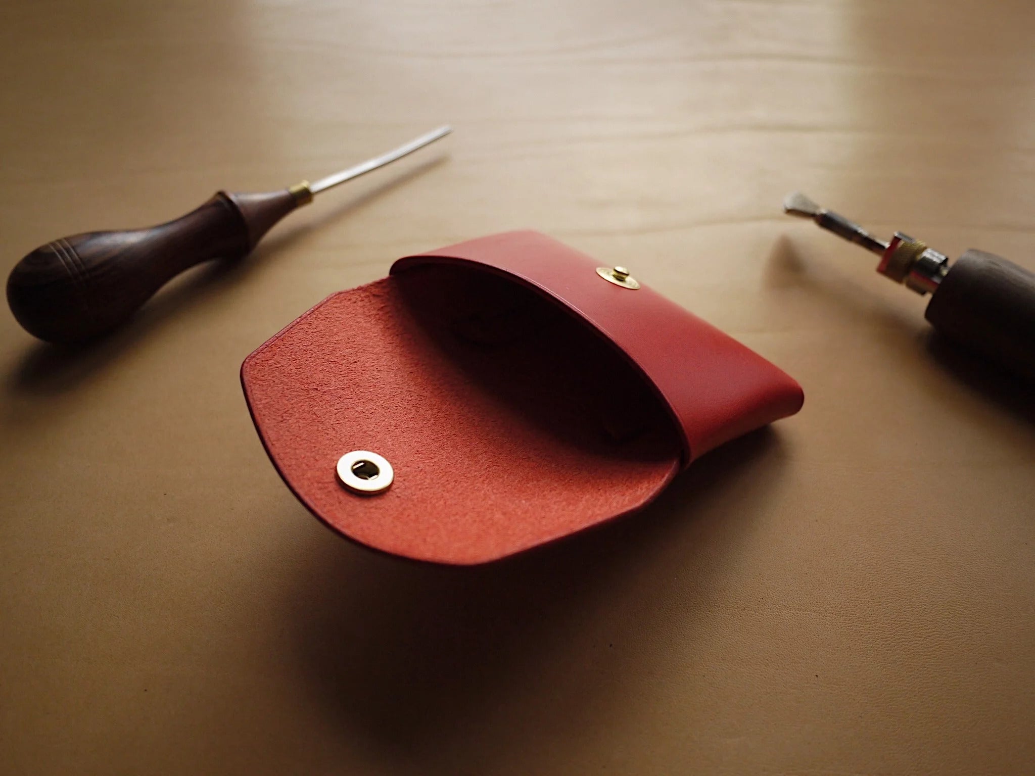Portefeuille en cuir à bouton rouge, vue détaillée