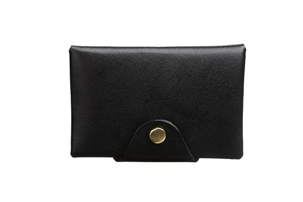 Porte-monnaie en cuir noir Stella Soomlais, vue de face avec bouton pression laiton
