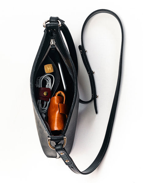 Sac à main en cuir noir Stella Soomlais ouvert, intérieur zippé avec téléphone et petits accessoires