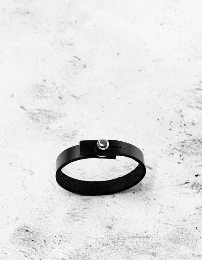 Bracelet en cuir noir Dear Hugger Stella Soomlais, détail du bouton pression argenté de face