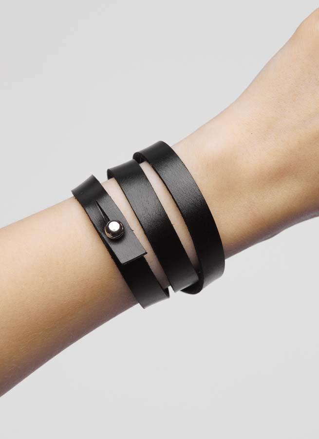 Bracelet en cuir noir Dear Hugger Stella Soomlais, enroulé triple tour autour du poignet