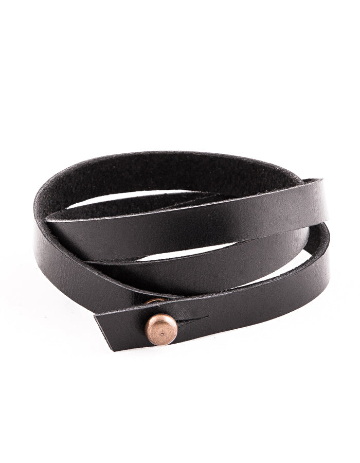 Bracelet en cuir noir Dear Hugger Stella Soomlais, triple tour avec bouton pression cuivré