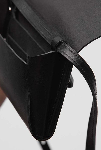 Détail de la poche intérieure de la pochette-portefeuille en cuir noir Stella Soomlais, coutures apparentes