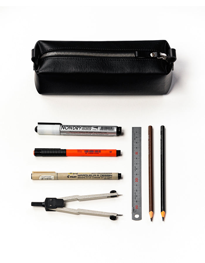 Trousse en cuir noir Single-Decker Stella Soomlais, présentée avec crayons, compas et règle