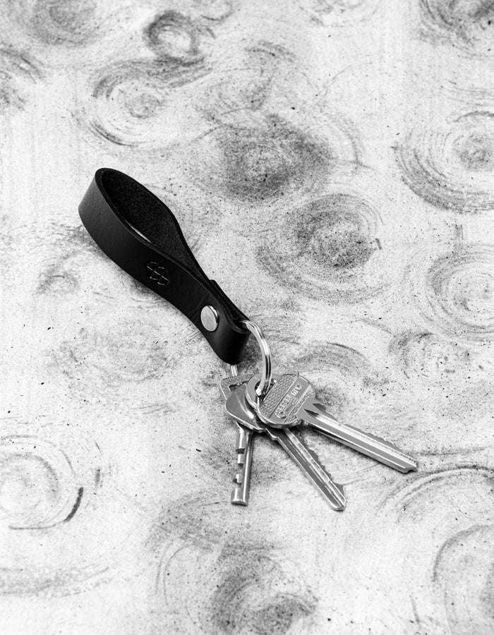 Porte-clés en cuir noir Key Keeper Stella Soomlais, boucle posée avec un trousseau de trois clés
