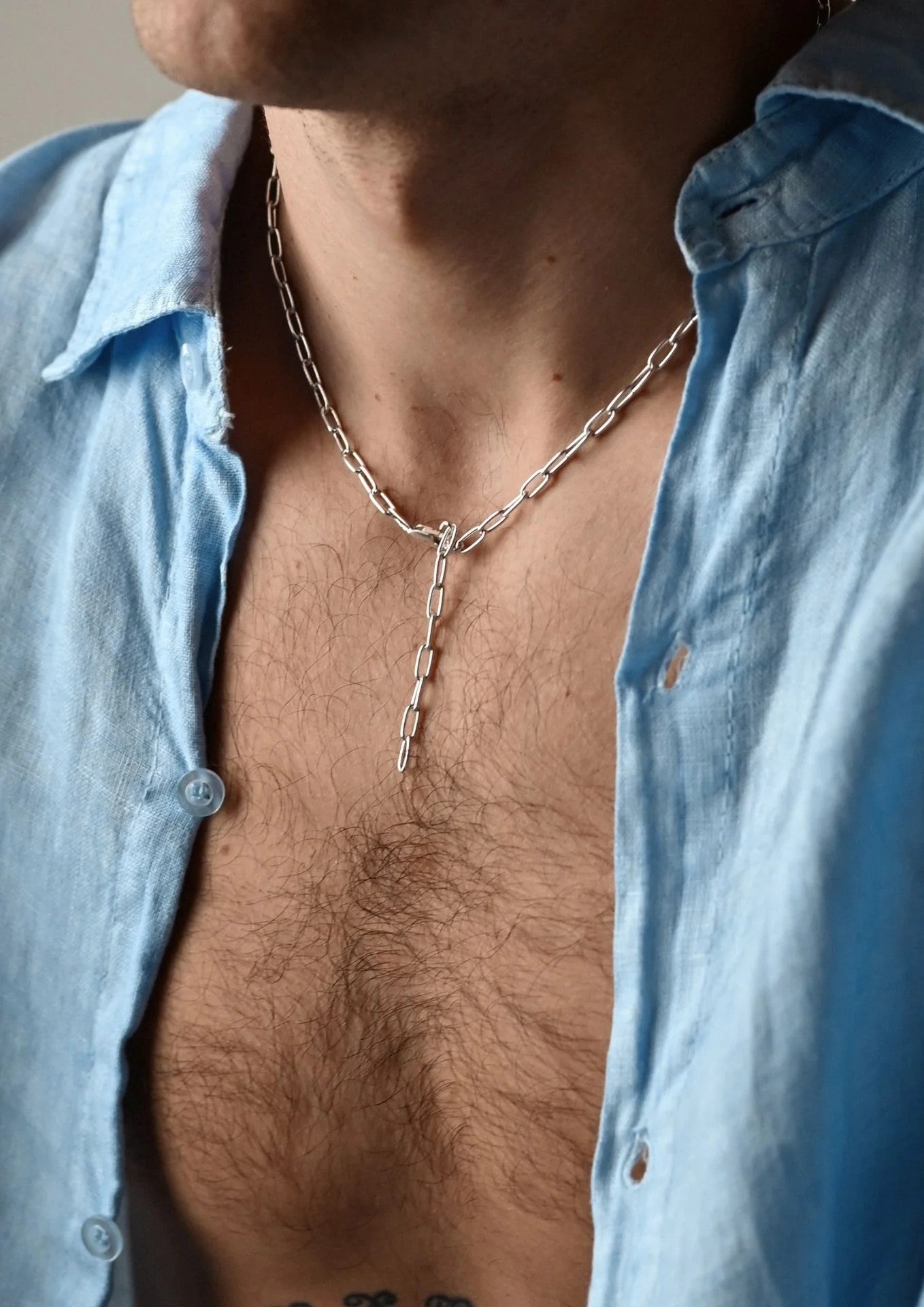 Collier Y Paper Clip NO MORE en argent, vue éditoriale