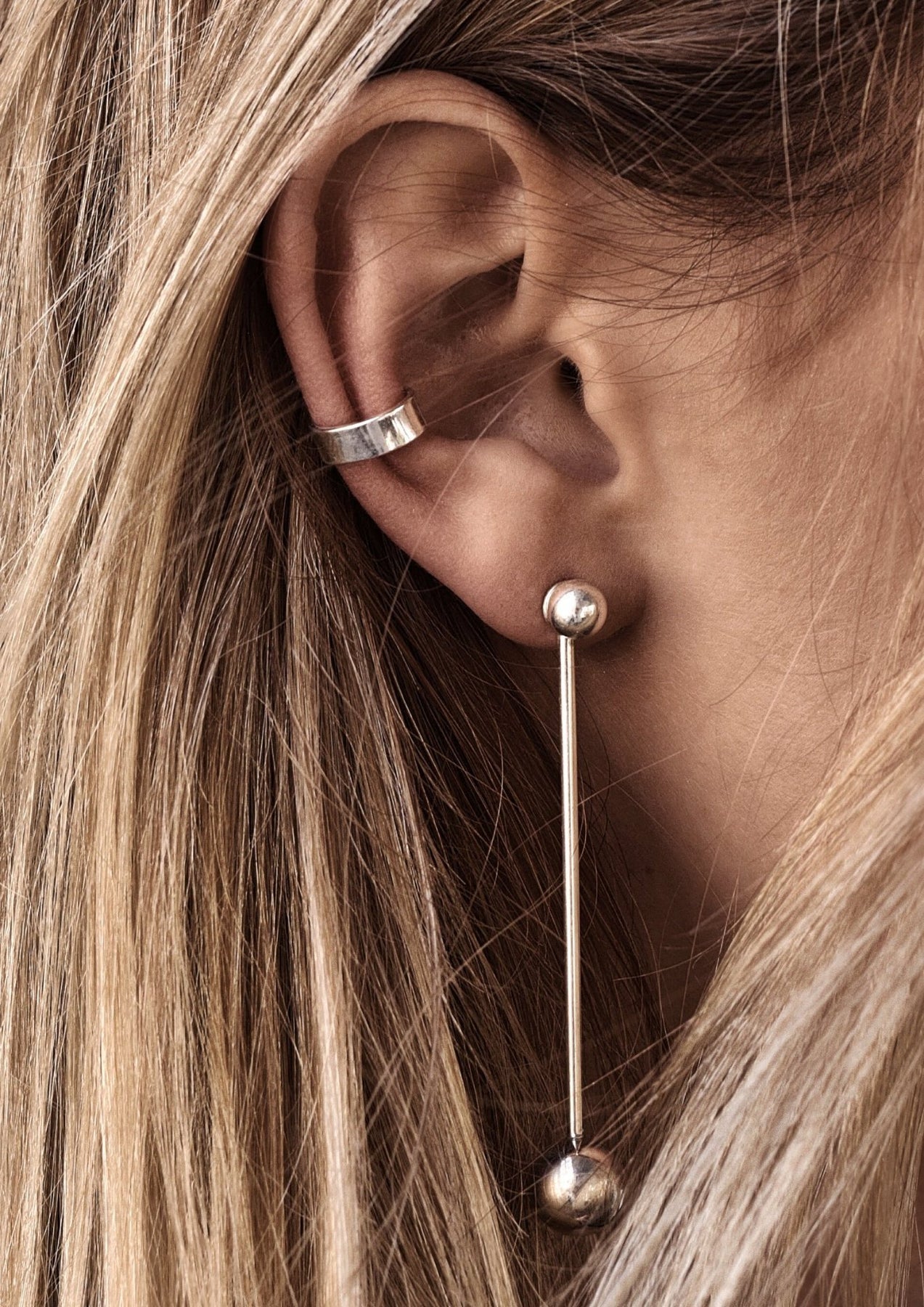 Ear cuff plat NO MORE en argent, vue porté