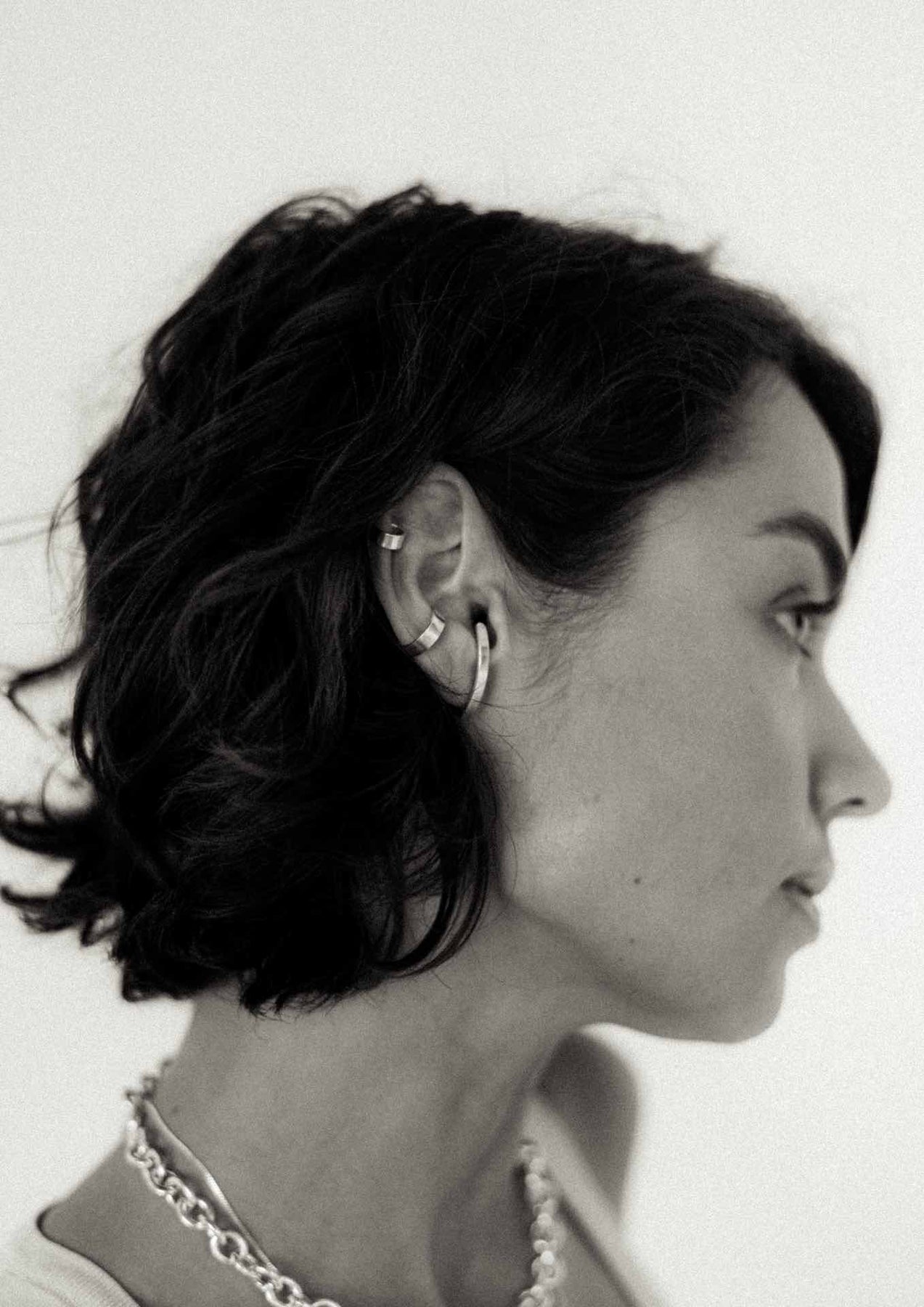 Ear cuff plat NO MORE en argent, vue éditoriale