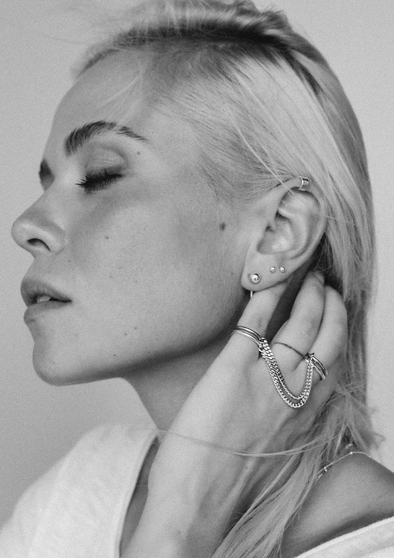 Ear cuff supérieur plat NO MORE en argent, vue verticale