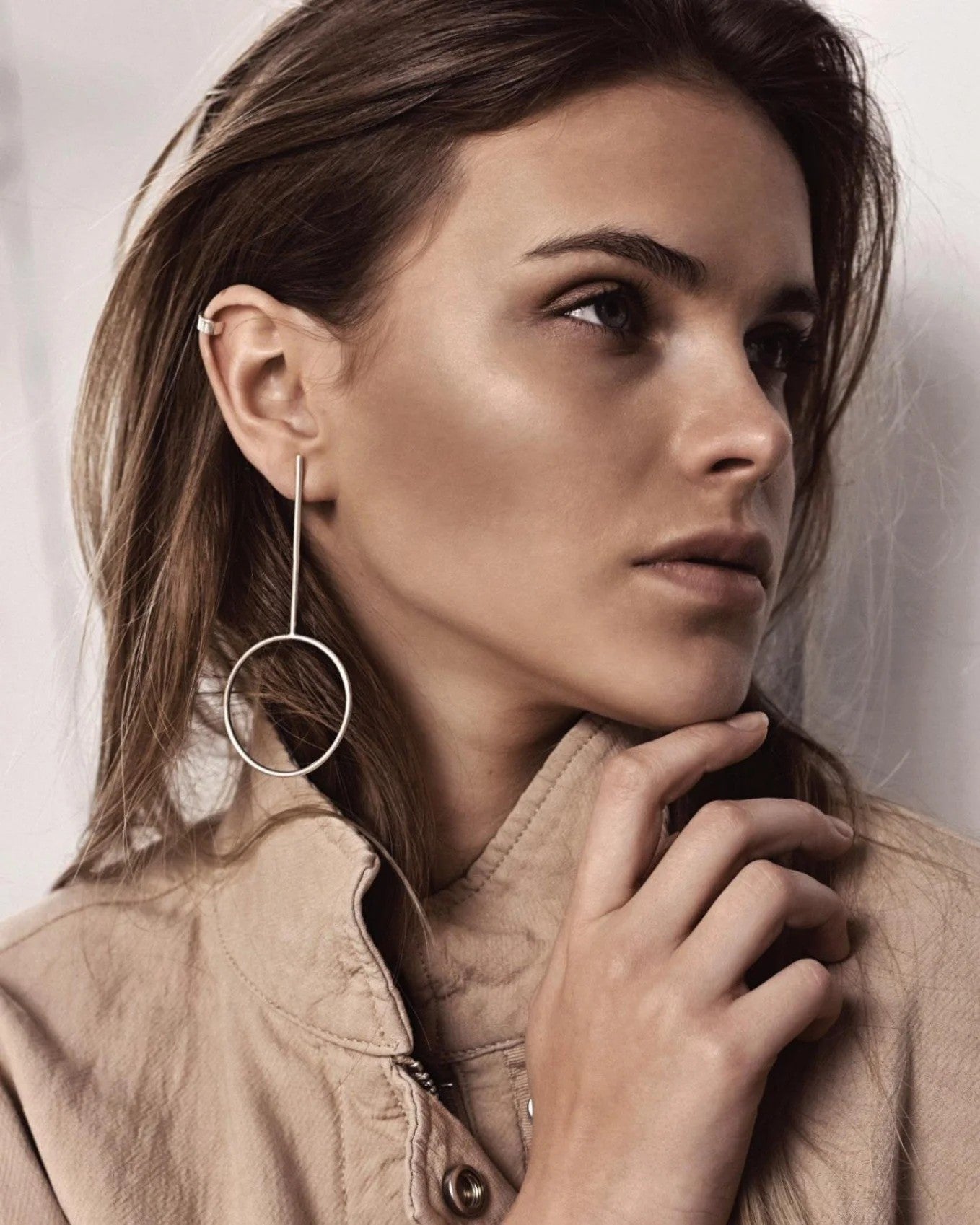 Ear cuff supérieur plat NO MORE en argent, vue rapprochée