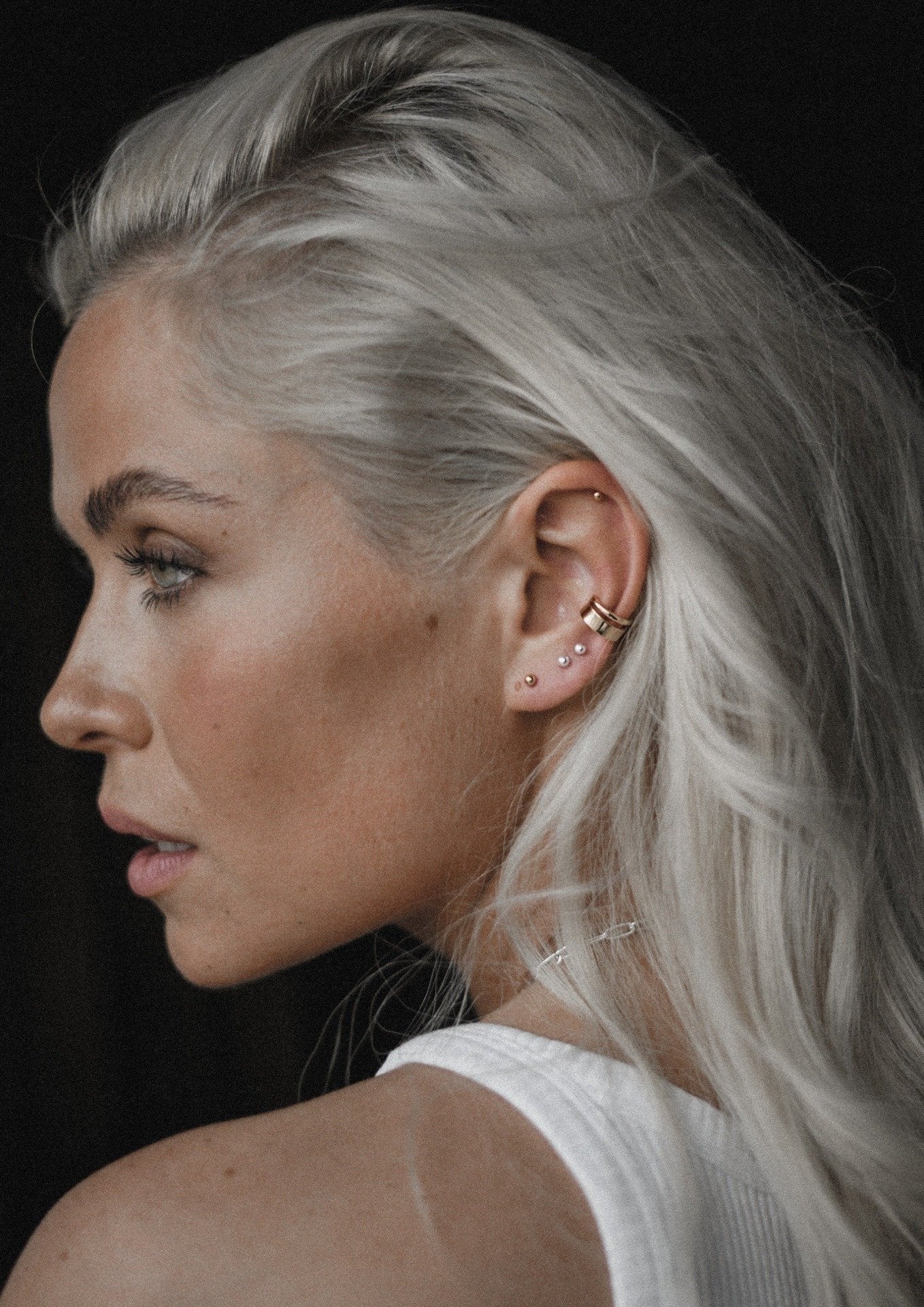 Ear cuff Line NO MORE en plaqué or, vue éditoriale