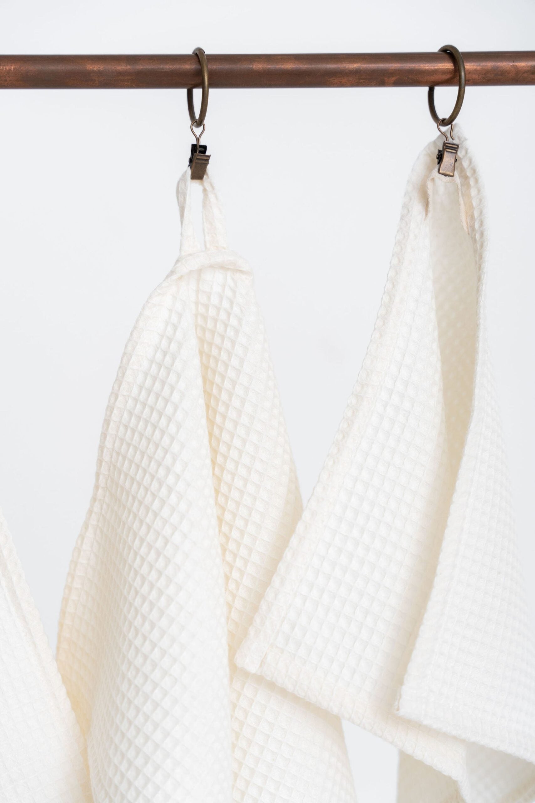 Serviette de bain NUSS en coton bio gaufré crème, gros plan sur les fibres
