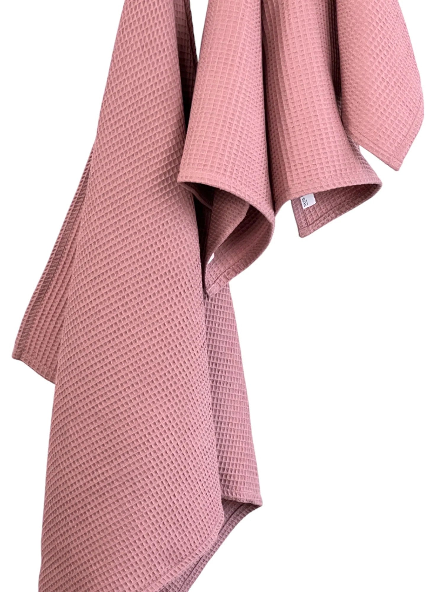 Serviette de bain NUSS en coton bio gaufré rose ancien, texture rapprochée