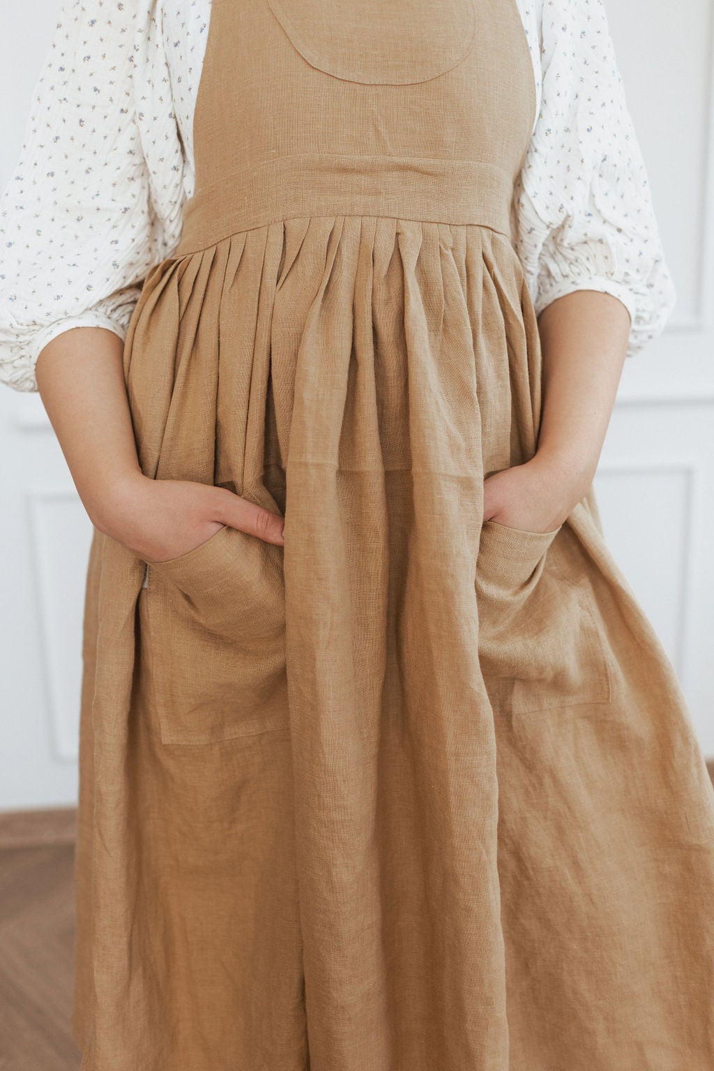 Tablier rétro en lin Linen Tales en beige naturel, légère usure d'usage