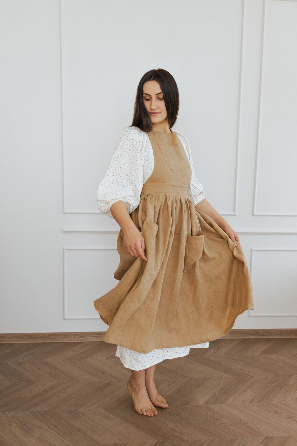 Tablier rétro en lin Linen Tales en marron naturel, détail de la ceinture
