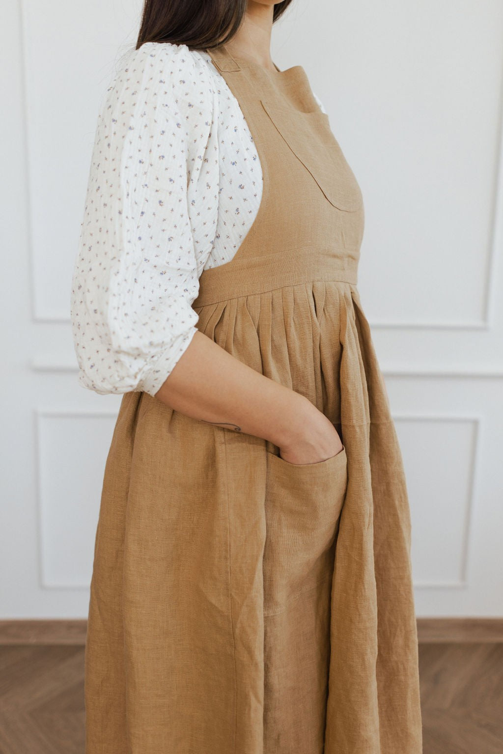 Tablier rétro en lin Linen Tales beige crème, ceinture ajustée