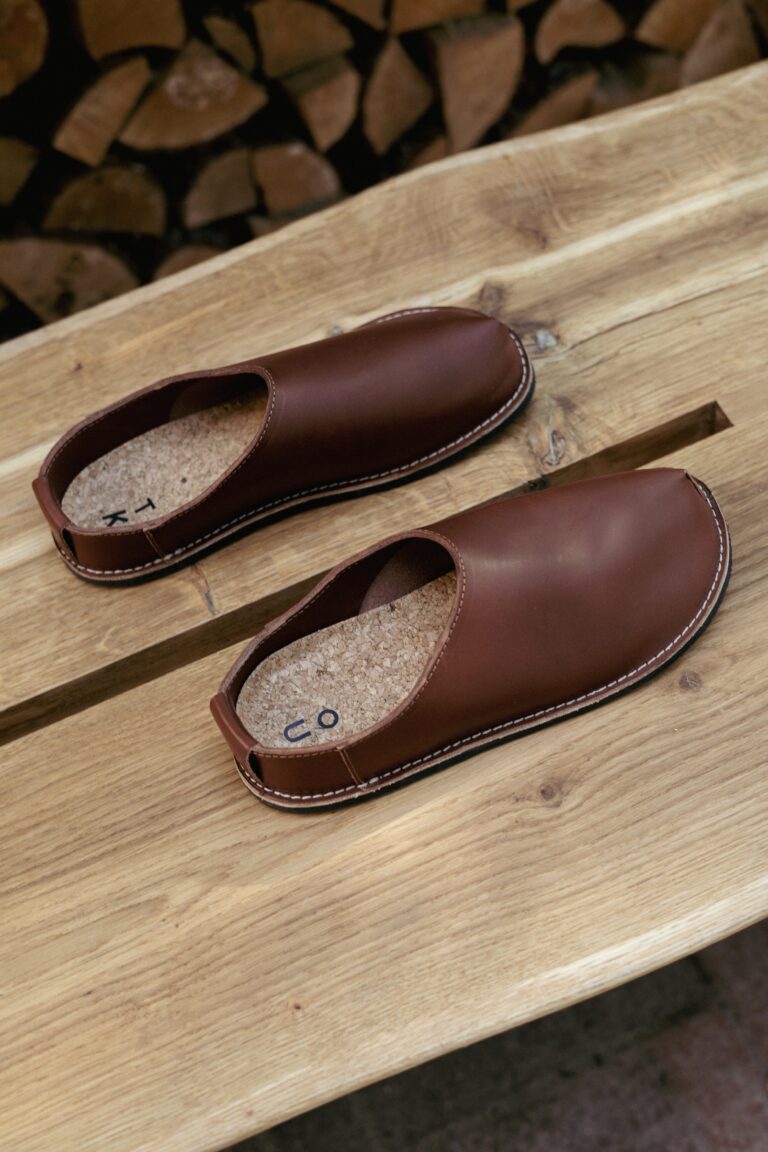 Chaussons TOKU Kyoto en cuir marron chaleureux, semelle naturelle souple