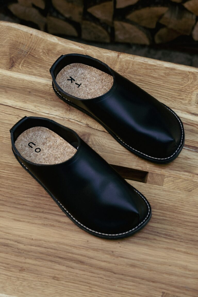 Chaussons TOKU Kyoto en cuir noir, doublure coton respirante