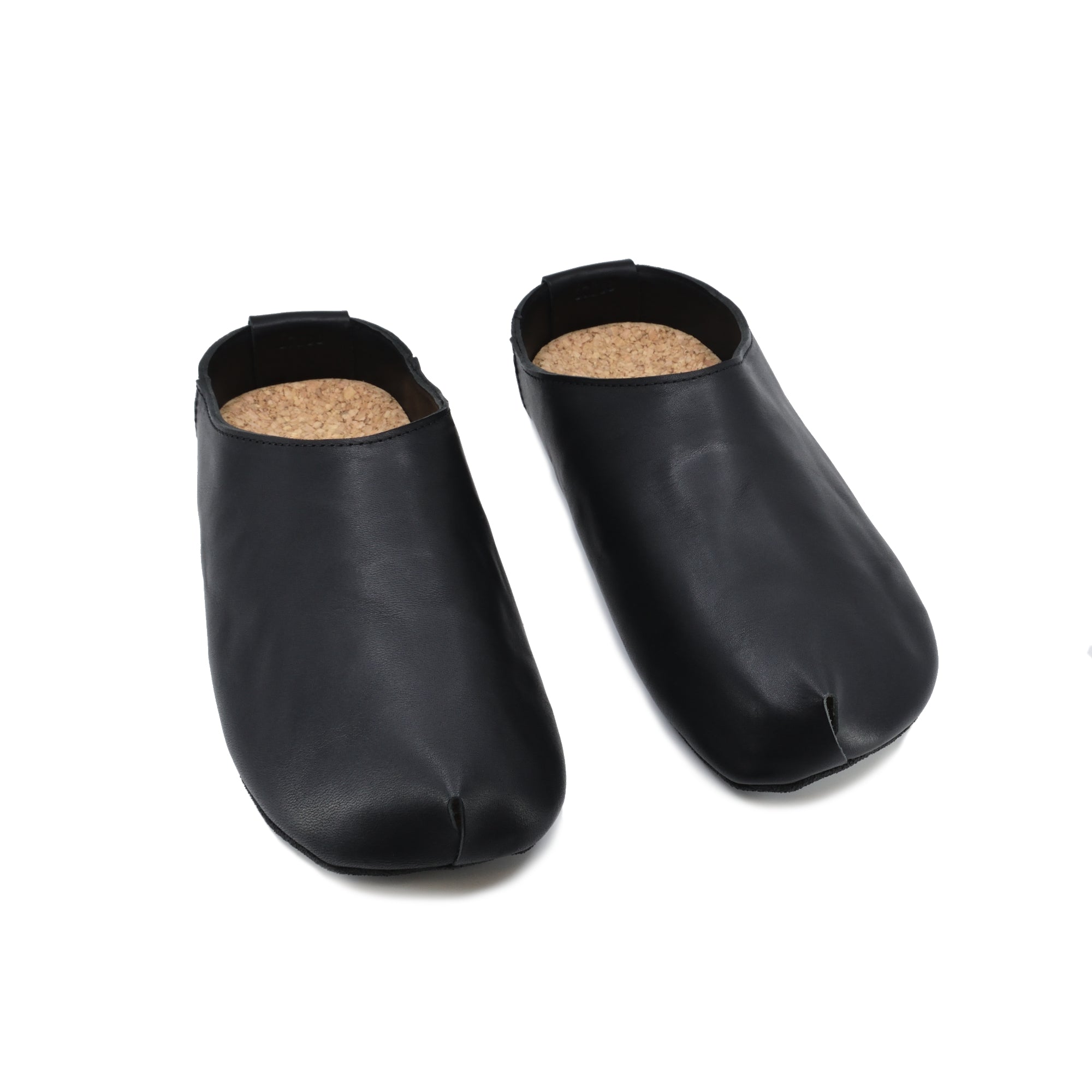 Chaussons TOKU Kyoto en cuir noir, deuxième vue de face