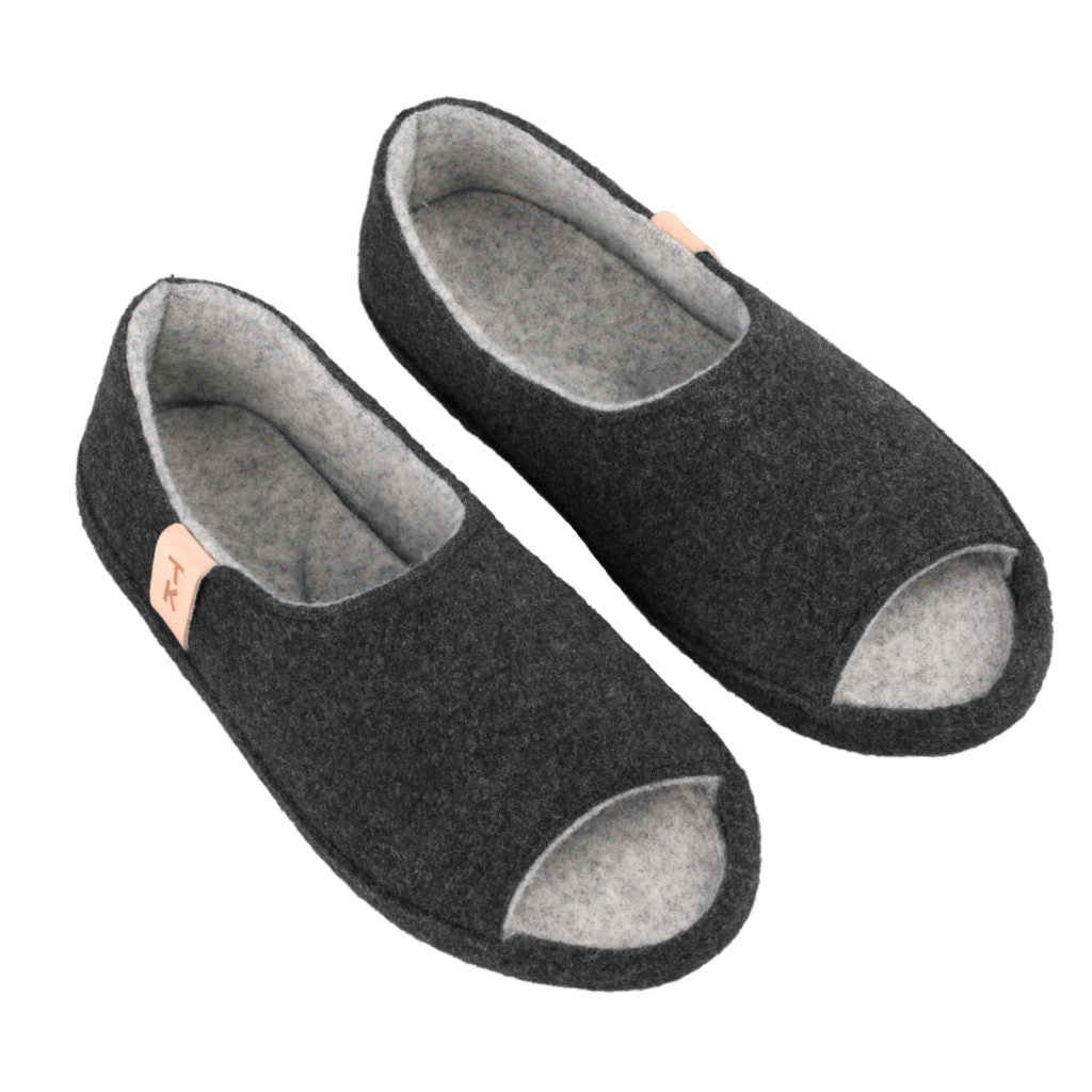 Chaussons TOKU Bern en feutre gris anthracite, design épuré couture artisanale